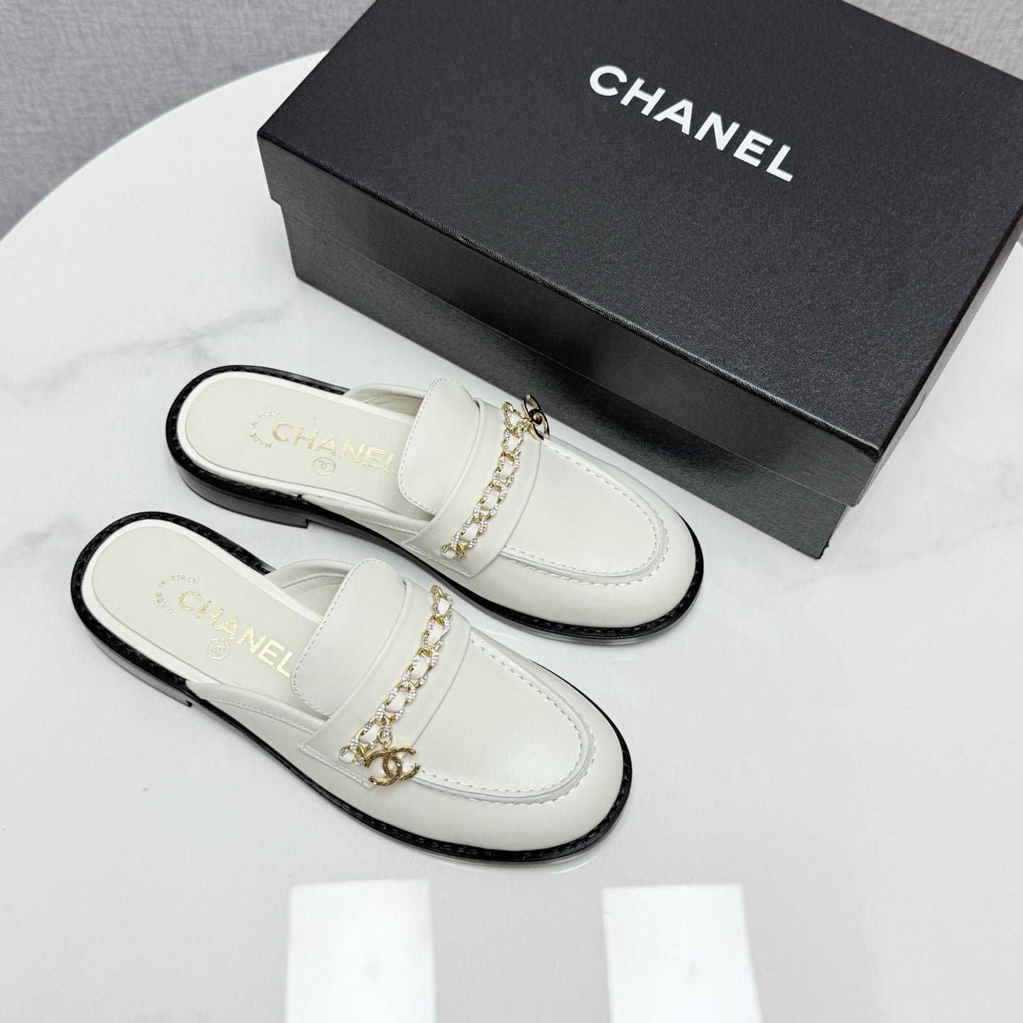 CHANEL FLAT MULE 25S IN WHITE CALFSKIN STYLE 5