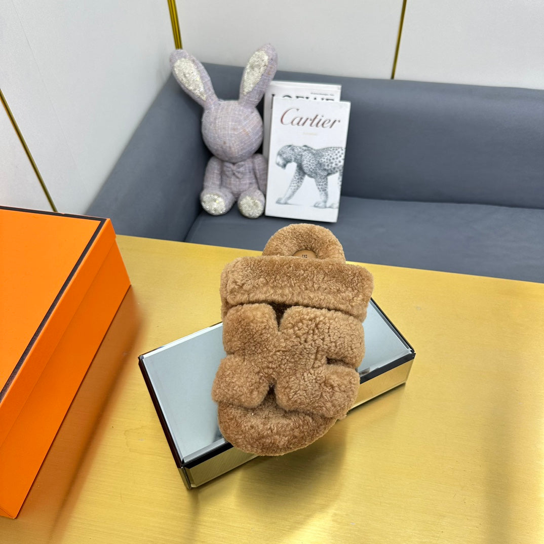 HERMES CHYPRE SANDAL IN PEANUT BROWN SHEARLING