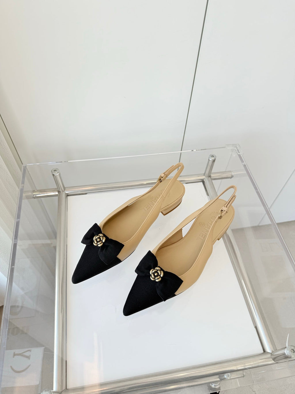CHANEL SLINGBACKS 18 MM IN BEIGE CALFSKIN MIX BLACK CANVAS